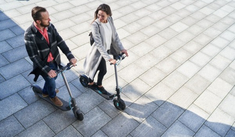 Hulajnoga elektryczna MOTUS Scooty 10 Turkusowy akumulator bateria pojemnosc 15 Ah zaieg do 60 km brak szkodliych substancji czas ladowania okolo 7-8 godzin