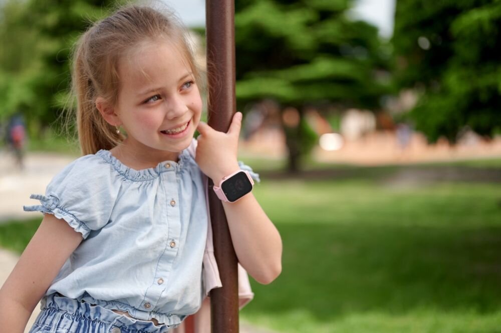 Smartwatch GARETT Kids N ce Pro 4G  ekran bateria czujniki zdrowie sport pasek ładowanie pojemność rozdzielczość łączność sterowanie krew puls rozmowy smartfon aplikacja 