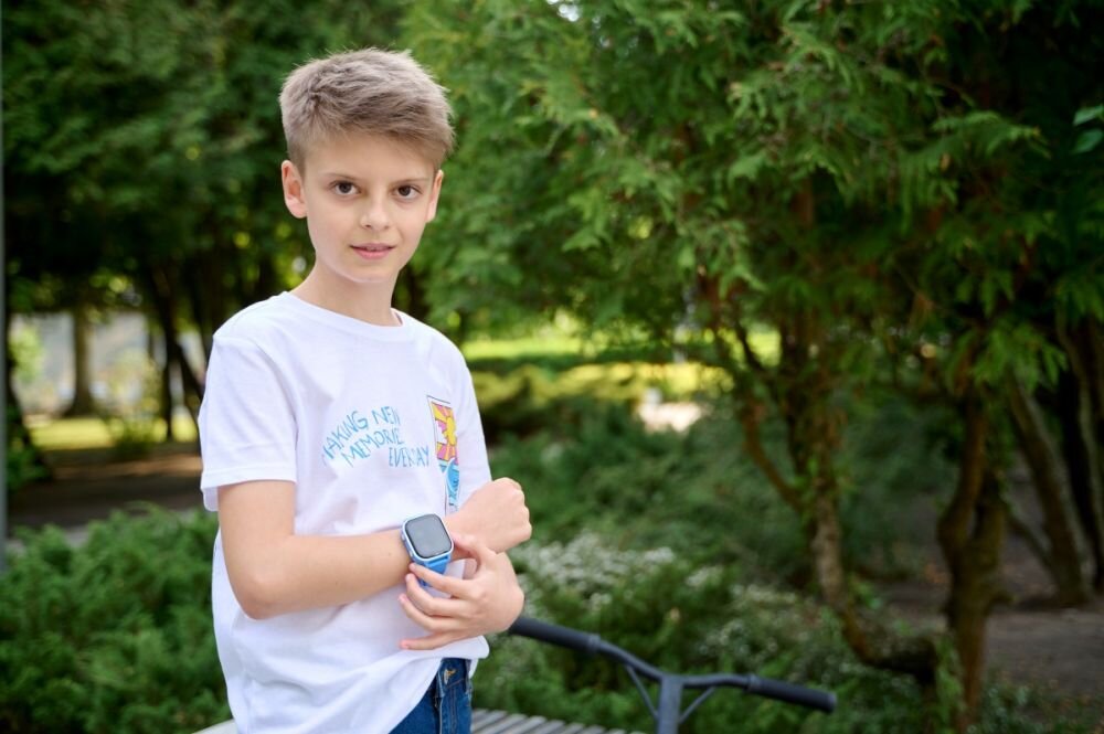 Smartwatch GARETT Kids Sun Ultra 4G   ekran bateria czujniki zdrowie sport pasek ładowanie pojemność rozdzielczość łączność sterowanie krew puls rozmowy smartfon aplikacja 