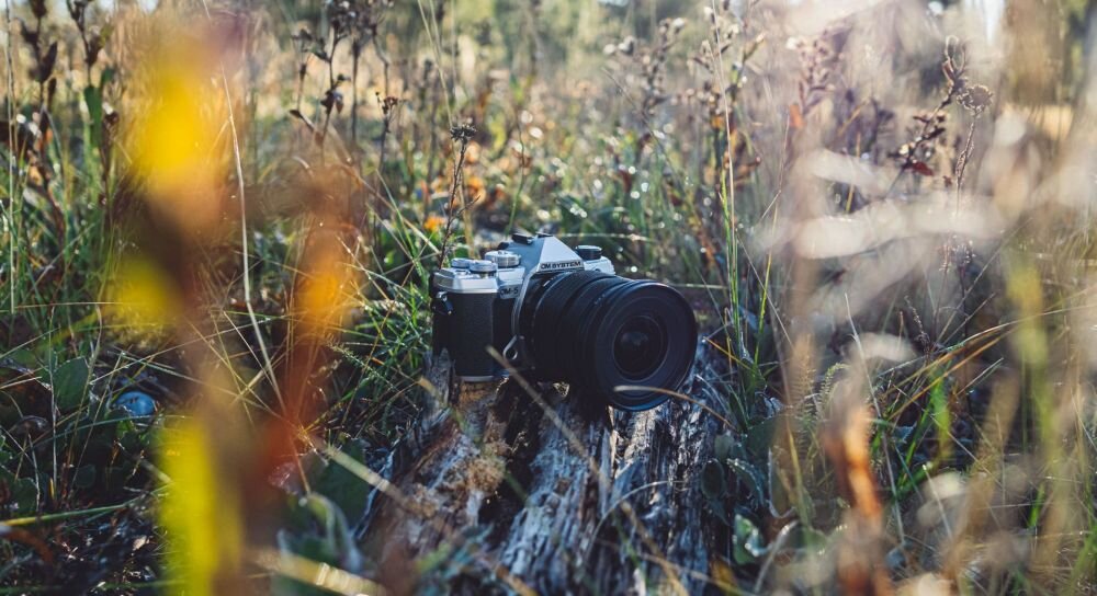 Aparat OLYMPUS OM-5    zdjęcia obiektyw ekran wizjer ogniskowa przysłona migawka obudowa bateria zasilanie filmy nagrywanie rozdzielczość matryca rozmiar przekątna tryby iso montaż lampa światło przyciski sterowanie menu kontrast jasność balans bieli filtry cmos karta pliki format zapis seria