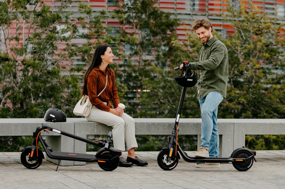 Hulajnoga elektryczna SEGWAY Ninebot KickScooter F2 Plus Czarny regulowana kierownica do 121,4 cm manetki z antyposlizgowa powloka duzy podest obciazenie do 120 kg