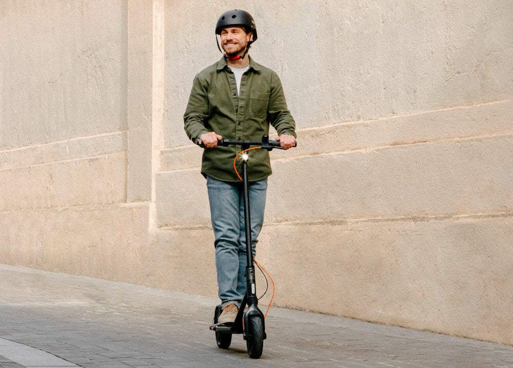 Hulajnoga elektryczna SEGWAY Ninebot KickScooter F2 Plus Czarny bateria wydajna apiecie 36 V pojemnosc 12,8 Ah dystans do 55 km na jednym ladowaniu czas ladownaia okolo 8 godziny wzniesienia do 20%