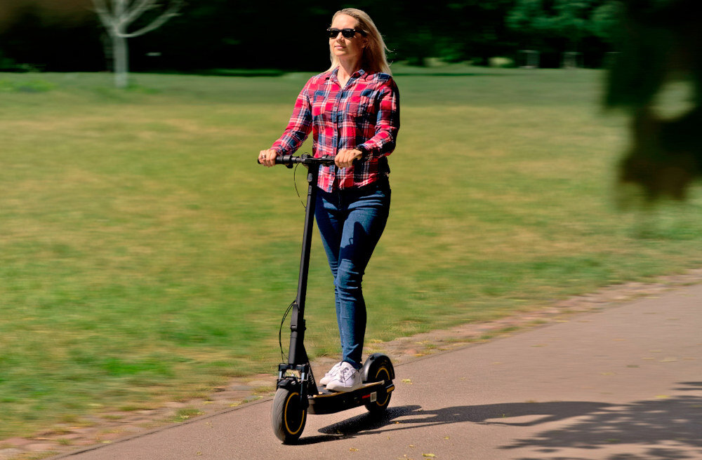 Hulajnoga elektryczna X-Rider M10 Czarny bateria pojemnosc 12 Ah napiecie 36 V zasieg do 65 kilometrow ogniwa baterii od LG czas ladowania okolo 7-8 godzin maksymalna predkosc do 20 km/h