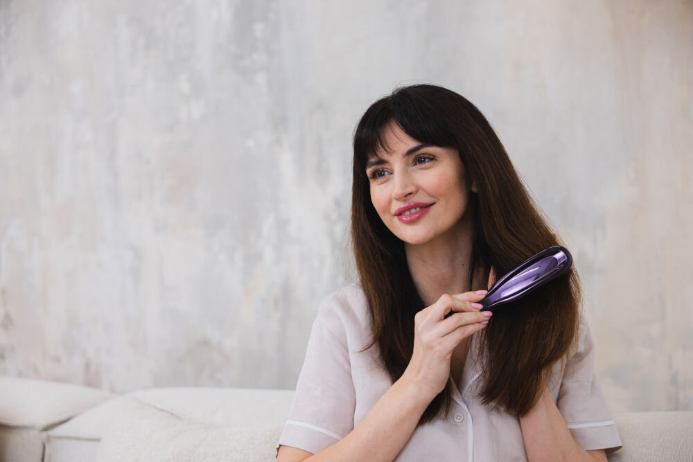 Szczotka do włosów BEAUTIFLY Essa Hair Brush na mokro na sucho delikatnie rozczesuje włosy minimalizuje ryzyko uszkodzeń ergonomiczny uchwyt komfort użytkowania łatwość manewrowania 